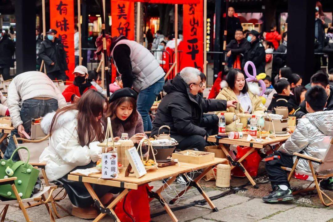 从汉服巡游互动到围炉煮茶 各种传统文化场景成旅游标配 文化“加持” 景区“出圈”